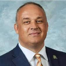 UNDER NEW MANAGEMENT Steak n' Shake in Somerset has a new owner. Over the  next few months, residents in Somerset will see some much needed  improvements to the restaurant. New owner, Ryan