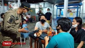 Usia maksimal 30 tahun c. Satpol Pp Akan Tutup Paksa Pedagang Yang Buka Saat Malam Tahun Baru Times Indonesia