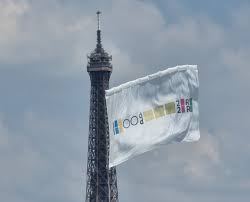 Le tout, en vue des jo 2024. Video Pourquoi Un Drapeau Geant Flotte Au Sommet De La Tour Eiffel A Paris Actu Paris