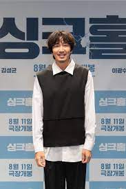 '싱크홀'(감독 김지훈, 제공배급 쇼박스, 제작 더타워픽쳐스)은 11년 만에 마련한 내 집이 지하 500m 초대형 싱크홀로 추락하며 벌어지는 이야기를 그린 재난 버스터 작품이다. ì‹±í¬í™€ ì´ê´'ìˆ˜ ì°¨ìŠ¹ì› ê¹€ì„±ê·  ì§ˆíˆ¬ ë°›ì€ ì‚¬ì—°