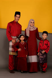 Dinding bahagian dalam rumahnya dicat dengan warna biru laut. 20 Koleski Terbaru Baju Melayu Warna Merah Hati Lamaz Morradean