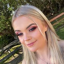 Silvia Whitman's Instagram, Twitter & Facebook