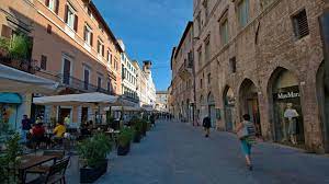 Perugia has an important university that attracts many foreign students, is a major center of medieval art, has a stunningly beautiful central area and is home of the umbria jazz festival. Essen Trinken Perugia
