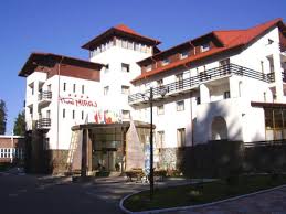 Statiunea se afla la poalele postavarului la o altitudine de 1030 m, iar cel mai inalt varf de munte la altitudinea de 1799 m, ceea ce inseamna o diferenta de altitudine de aproape 800 m. Hotel Miraj Poiana Brasov Cazare Poiana Brasov0 Oferte Disponibile