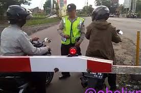 Tiga beradik berusia dua dan tujuh tahun termasuk kembar terperangkap hampir 20 minit di dalam sebuah kenderaan pelbagai guna (mpv) yang terkunci di taman perpaduan, hulu kinta di sini pada sabtu. Video Nekat Terobos Palang Pintu Kereta Api Polisi Ambil Kunci Motor Pengendara Gridoto Com