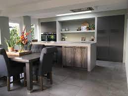 in den helder hebben we deze keuken geplaatst de riante keukenruimte is voorzien van grote kastenwand in donker antraciet tussen keuken idee keuken barnwood