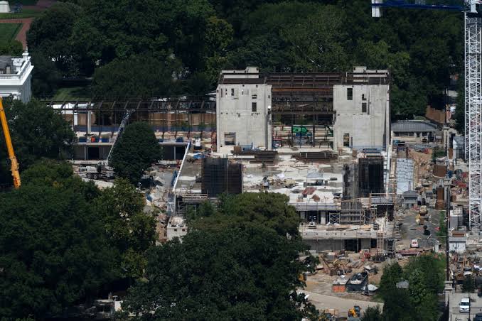Supreme Court allows White House to continue $400 million ballroom construction; Chief Justice Roberts dissents, citing lack of congressional approval
