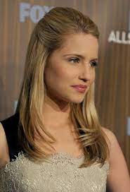 Blonde Long Straight Hairstyle With Half Up Hair Half Up Hair Straight Hairstyles Hair Styles