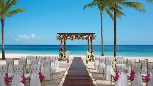 Si sueñas con una boda junto al mar, ya sea para celebrar vuestra ceremonia en la arena o para comprometeros en un hotel con vistas al mar, esta es tu selección. Su Boda Secrets