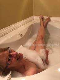 lisa_onthe_weekend on X: Anyone want to wash my back? 😘😈  t.coVJ8TiAcRzg  X