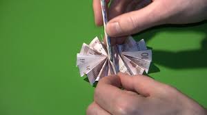 Geschenk zum einzug, stuhl aus geld falten. Video Geldscheine Falten Zu Einem Sonnenschirm