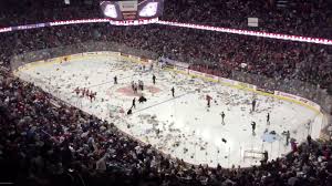 Les albatros de brest vont disputer un match « pour retrouver le feeling ». Video Des Milliers De Peluches Lancees Lors D Un Match De Hockey Sur Glace L Express
