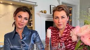 Hannah widell was born in sweden on friday, march 7, 1975 (generation x). Hannah Och Amanda Lanserar Rosevinet Golden Year Svenskpress Se
