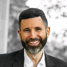 Il est en train de changer la manière dont les jeunes investissent dans la  culture depuis son master de finance. Lui c'est Marius. Il est étudiant sur  Paris mais ce n'est pas