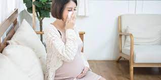 Air putih ini berfungsi untuk membersihkan lendir, meredakan rasa nyeri, dan menjaga kelembapan di dalam tenggorokan sehingga anda akan lebih cepat sembuh. Jenis Obat Sakit Tenggorokan Untuk Ibu Hamil Yang Aman