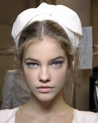 Barbara Palvin In Goz Rengi Lens Istiyorum Barbara Palvin Sac Ve Guzellik Unluler
