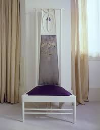 High Backed Chair For The Rose Boudoir Charles Rennie Mackintosh Escocia Mackintosh Design Charles Rennie Mackintosh Designs Mackintosh Furniture