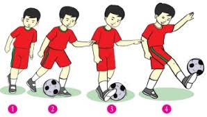 Cara melakukan passing bawah dalam bola voli adalah sebagai berikut : 3 Kombinasi Gerak Dalam Permainan Sepak Bola Dan Penjelasannya