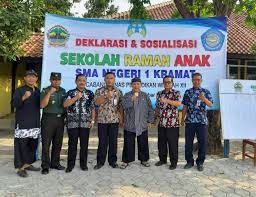 Sekolah ramah anak (sra) diwujudkan dengan proses belajar mengajar yang ramah anak, fasilitas yang memadai serta peran masyarakat sekitar. Danramil Kramat Hadiri Deklarasi Sekolah Ramah Anak Di Sma N 1 Kramat Suara Media