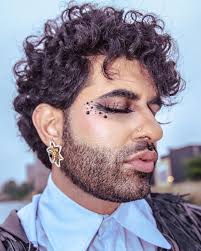 Groningen! My first time, definitely not my last. What a wonderful crowd!  And thank you to Dutch queer designer @berendbrus for outfitting me!  #degenderfashion photos Jesula Toussaint Visser @zu.__.la makeup  @licka_lolly