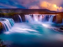 Air terjun ini berada di negara china, dan ketinggian air terjun ini mencapai 77,8, dan mempunyai lebar 101 meter. Pemandangan Air Terjun Terindah Di Dunia