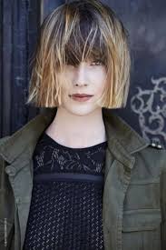 Avec des ciseaux à papier, commencez par raccourcir vos cheveux devant jusqu'à la hauteur du lobe de vos oreilles, et derrière plus long de 2 à 4 centimètres. Coupe Carre Automne Hiver 2016 Jean Louis David Coupe Carre 2019 150 Coupes Pour Avoir La Coupe De Cheveux Courte Coupe De Cheveux Tendance Coiffure 2016