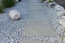 Führt ihr geplanter weg an hecken oder mauern entlang, dann planen sie einen abstand von etwa 30 cm ein, damit der weg auch wirklich bequem zu begehen ist. Gartenwege Gestalten 22 Kreative Beispiele
