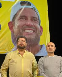 Luis Fernando Camacho ने नई फ़ोटो...