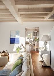 Une Cheminee Sur La Terrasse Et Une Vue Sur La Mer Font De Cette Maison Un Endroit De Reve Planete Deco A Homes World Decoration Maison Salle De Sejour Maison