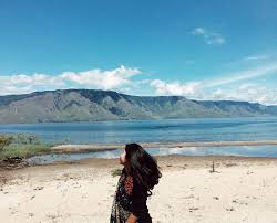 Air yang tertampung di tempat ini berasa asin. Bukan Di Tepi Laut 6 Pantai Cantik Ini Ada Di Danau Toba