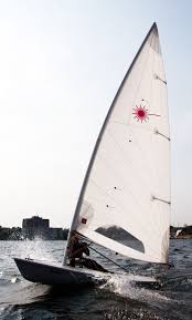 Laser standard (7,06m²) für männer (idealgewicht 70kg+) laser radial (5,7m²) für frauen und jugendliche ab einem körpergewicht von 58kg Laser Klasse Kleine Revolution Fur Neues Segel Im Radialschnitt Keine Falte Mehr Am Mast Segelreporter