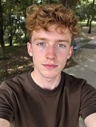 Rachel Hubert's Instagram, Twitter & Facebook