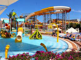 Turecko, země rozprostírající se na poloostrově malá asie a sevřená mezi středozemním, egejským a černým mořem, láká na dlouhé písečné pláže, staré antické památky a teplé a jasné letní počasí. Turecko Zajezdy A Dovolena