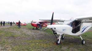 Чоловік активно працює над відродженням. U Kolomiyi Vidbulosya Svyato Aviaciyi Video Reporter