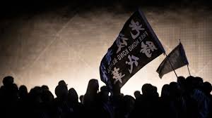 《香港自治法》（英語： hong kong autonomy act ），是一項美国联邦法律，於2020年7月14日生效。 《香港自治法案》授权美国联邦政府以金融制裁方式惩罚实施《香港版國安法》的中華人民共和國与香港特別行政區政府官员 ，镇压香港示威者的香港警察 和制裁对象往来業務的实体 。 é¦™æ¸¯é«˜å®˜è¡¨æ€ åå¤–å›½åˆ¶è£æ³• å°†åˆ—å…¥åŸºæœ¬æ³•é™„ä»¶