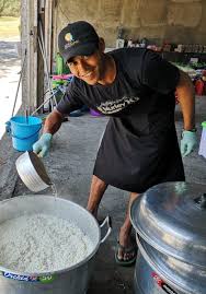 With 25 pounds of uncooked rice, that would be enough to feed 100 people (25 pounds of rice * 4 servings per pound = 100 servings total). World Central Kitchen On Twitter This Is Rozy Our Rice Cooking Master He Is Preparing 500 Pounds Of Rice Every Day On 4 Stoves Rice Is The Most Important Part Of The
