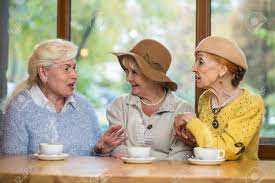 Drei ältere Frauen Am Tisch. Alte Damen In Der Caféunterhaltung.  Konversation Von Guten Freunden. Lizenzfreie Fotos, Bilder Und Stock  Fotografie. Image 74051508.