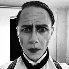 Keri Raymond's Instagram, Twitter & Facebook