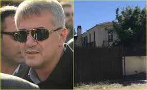 Sedat peker'in beykoz'daki villasında polis arama yapıyor. Sedat Peker In Kardesi Atilla Peker Ve Korumasi Fethiye De Gozaltina Alindi