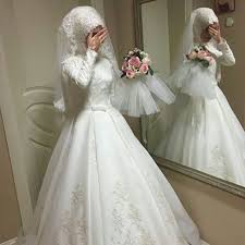 صور عرايس محجبات جميلة جدا اشيك وارق عرايس 2021 صور عرايس جميلة جدا اجمل وارق In 2021 Muslim Wedding Dresses Online Wedding Dress Short Wedding Dress