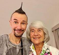 He is currently touring the world with his show solo. Spazio50 Arturo Brachetti Un Estate In Ozio No Grazie