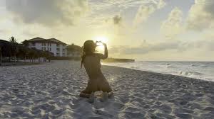 Monika Fox nuota nellOceano Atlantico e posa nuda su una spiaggia pubblica  a Cuba