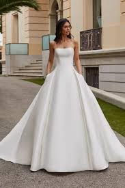 Presso il nostro atelier potrai scegliere tra abiti da sposa semplici a modelli più particolari, dal classico abito da sposa principessa ad un vestito a sirena. Pronovias Abito Da Sposa Collezione 2020 2021 Abiti Sposa E Sposo Collezione 2020 2021 Atelier Vestiti Nuziali Per Vicenza Verona Padova Rovigo Treviso Veneto E Trento Trentino Alto Adige