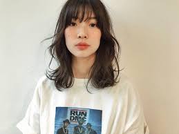 丸顔さんに似合う髪型の前髪ありの黒髪くせ毛風パーマミディアムヘアスタイルにした女性の画像 ミディアム パーマ 黒髪 ミディアム パーマ 前髪あり パーマ