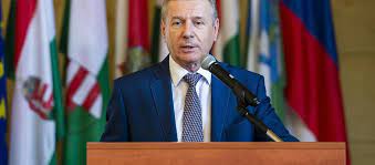 Minister of defense tibor benkő was received on a courtesy visit by armend mehaj, minister of defense of the kosovo government, with whom he reviewed the possibilities for future bilateral cooperation. Itthon A Honvedelmi Miniszter Visszavag Hvg Hu