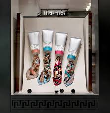 Pin Von Elaine Kingman Auf Windows Of The World Schaufensterdesign Laden Schaufenster Werbedisplays