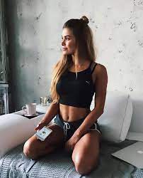 Perempuan yang dimaksud bernama pamela reif. Liverpool Flop Loris Karius Puts On Field Struggles Behind Him As He Starts To Date Stunning Instagram Fitness Model