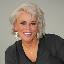 Kelly Endicott's Instagram, Twitter & Facebook