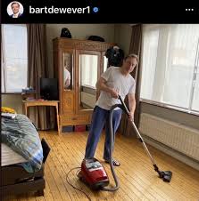 Zijn vrouw werd met een gebroken ruggenwervel naar het ziekenhuis gevoerd. Pensioenspook Sur Twitter Bart De Wever Een Voortdurende Aanwezigheid Op Sociale Media Ik Doe Er Niet Aan Mee Ik Word Er Zelfs Doodmoe Van Vintagenva Instagram Https T Co Rhxkokkd78