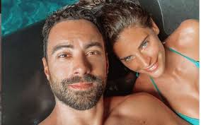 Χριστίνα μπόμπα και σάκης τανιμανίδης είναι και οι δύο λάτρεις των social media οπότε θα τους μιλήσουμε στη διαδικτυακή γλώσσα που ξέρουν να χειρίζονται καλά και θα τους αφιερώσουμε δύο. Xristina Mpompa In Gr